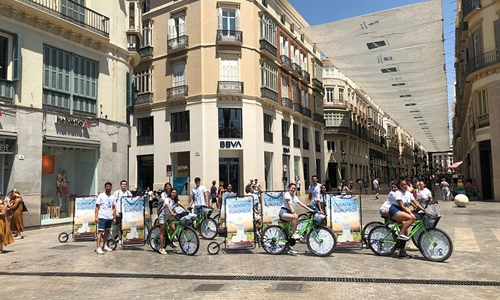 Un pelotn ciclista toma las calles de Mlaga para difundir los...