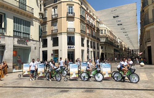 Un pelotn ciclista toma las calles de Mlaga para difundir los...