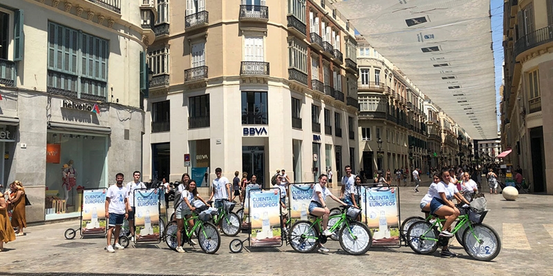 Un “pelotón ciclista” toma las calles de Málaga para difundir los beneficios de los lácteos y la apuesta del sector lechero por la sostenibilidad