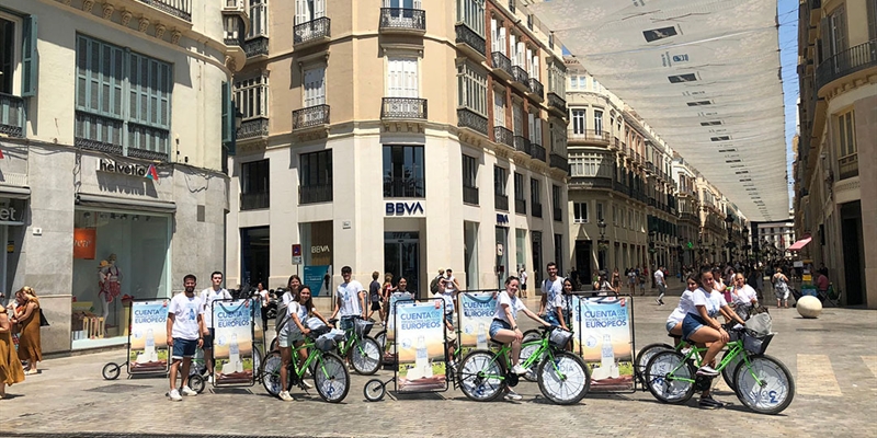 Un pelotn ciclista toma las calles de Mlaga para difundir los beneficios de los lcteos y la apuesta del sector lechero por la sostenibilidad