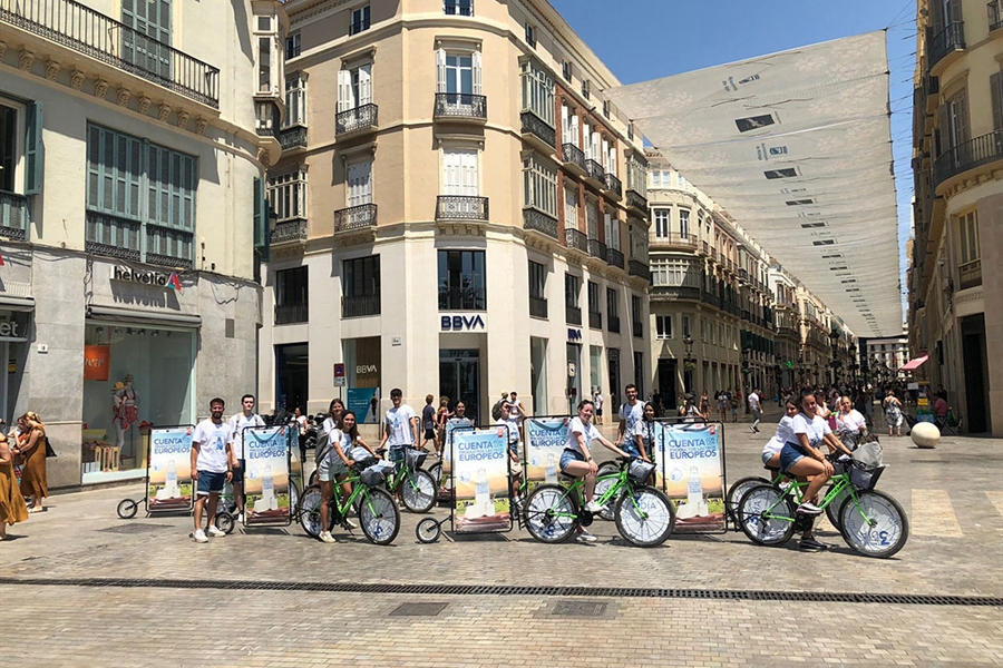 Un pelotn ciclista toma las calles de Mlaga para difundir los...