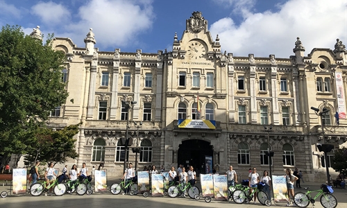 El pelotn ciclista de InLac recorre Santander para difundir los...