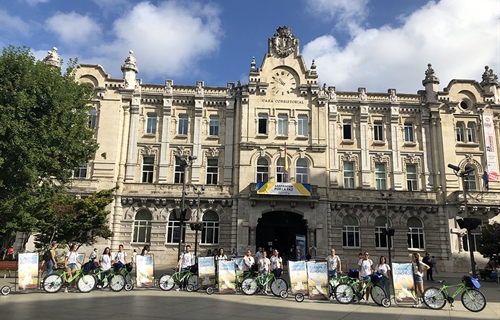 El pelotn ciclista de InLac recorre Santander para difundir los...