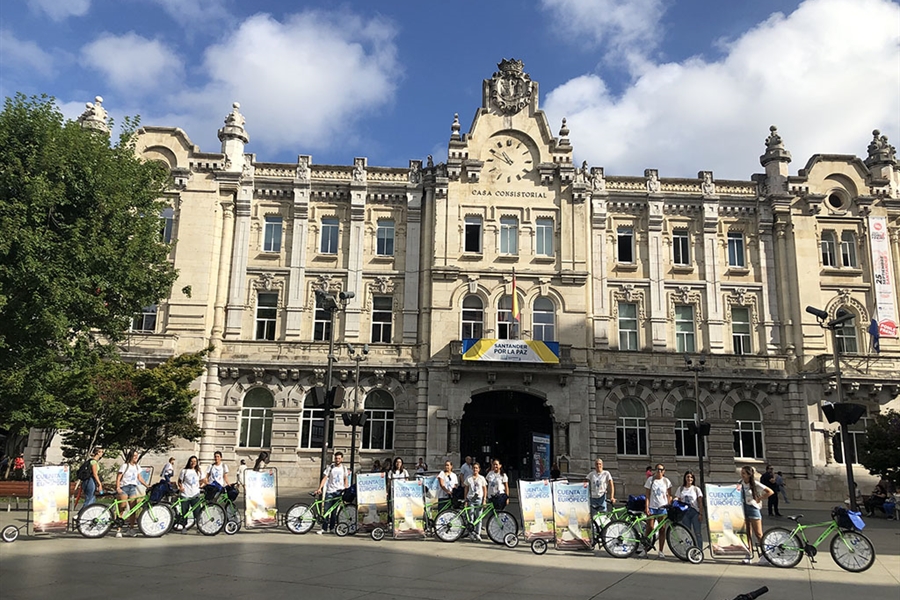 El pelotn ciclista de InLac recorre Santander para difundir los...