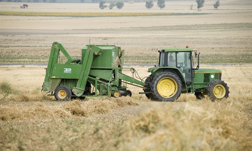 Los agricultores y ganaderos que suscriban el seguro agrario se...