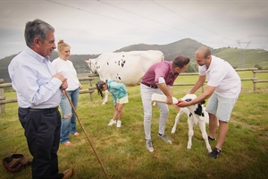 El programa ‘El novato’, que presenta Joaquín, visita Granja Cudaña junto a Miguel Ángel Revilla para conocer de cerca la ganadería de vacuno de leche