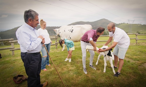 El programa El novato, que presenta Joaqun, visita Granja Cudaa...