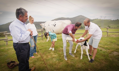 El programa El novato, que presenta Joaqun, visita Granja Cudaa...