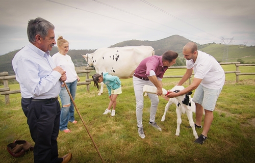 El programa El novato, que presenta Joaqun, visita Granja Cudaa...