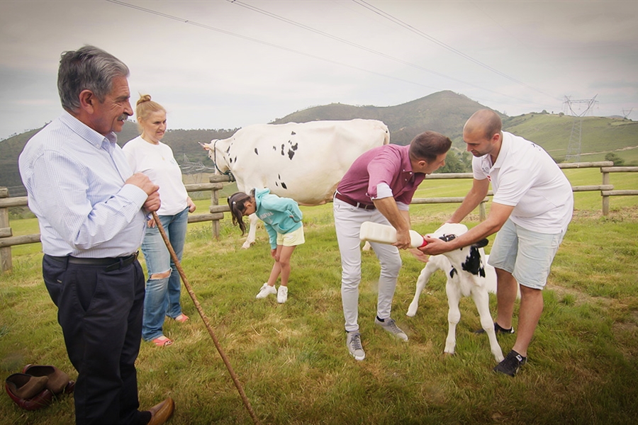 El programa El novato, que presenta Joaqun, visita Granja Cudaa...