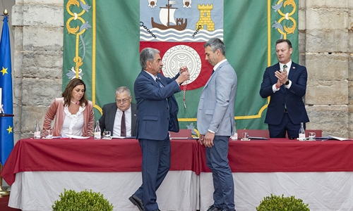 Revilla entrega la Medalla de Plata de Cantabria a SAT Ceceño en...