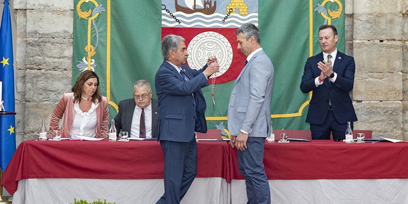 Revilla entrega la Medalla de Plata de Cantabria a SAT Ceceño en homenaje a todo el sector ganadero