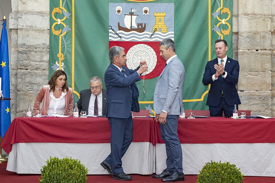 Revilla entrega la Medalla de Plata de Cantabria a SAT Ceceño en...