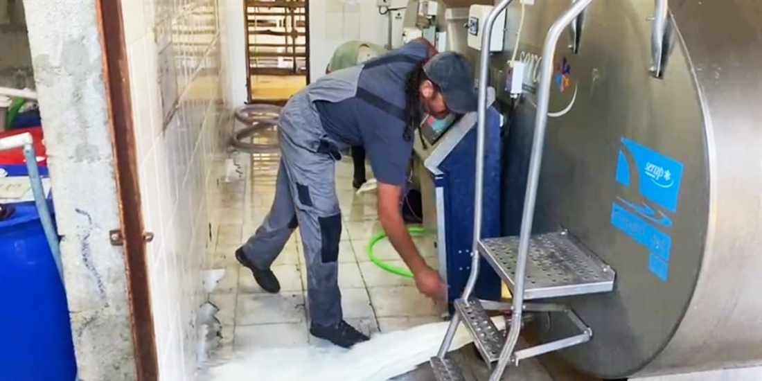 Ganaderos andaluces tiran leche por la "presin insostenible" de la...