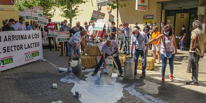 Comienzan las concentraciones frente a la distribucin contra la posicin de dominio y a favor de precios justos para leche