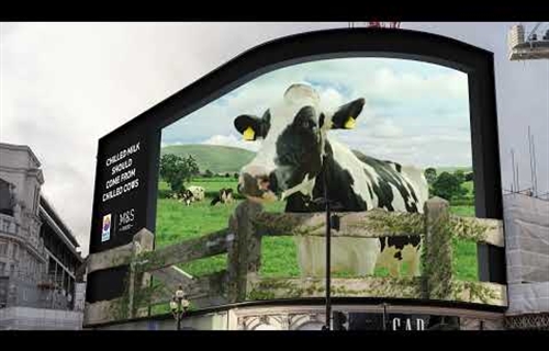 “Vacas relajadas, leche fresca”, original publicidad en 3D...