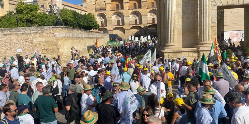 Más de 6.000 agricultores y ganaderos claman en Córdoba el cese de los ataques al campo español y un cambio de rumbo en la política agraria europea