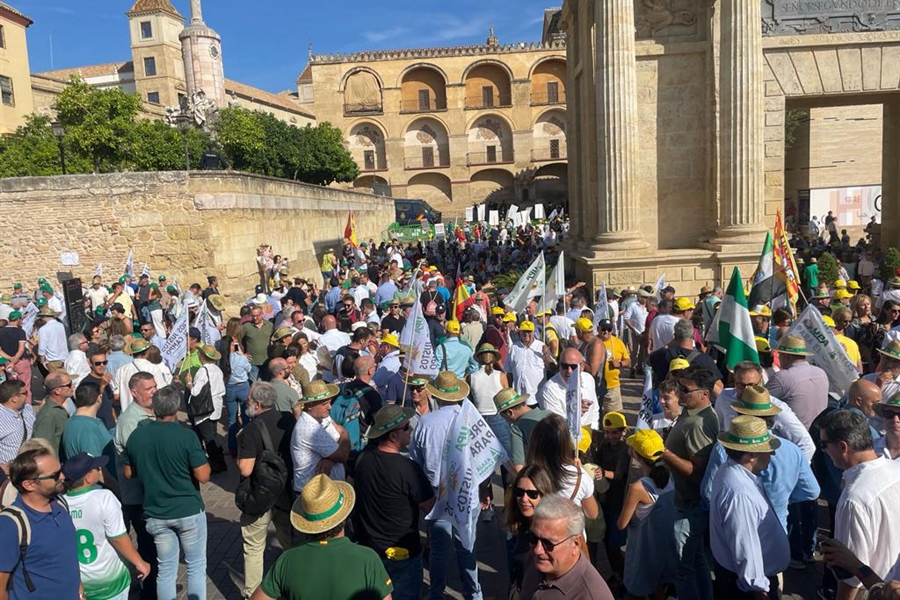 Ms de 6.000 agricultores y ganaderos claman en Crdoba el cese de los...