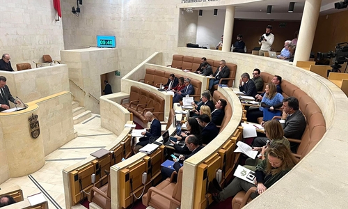 El Parlamento cntabro reprueba al consejero de Ganadera, Pablo...