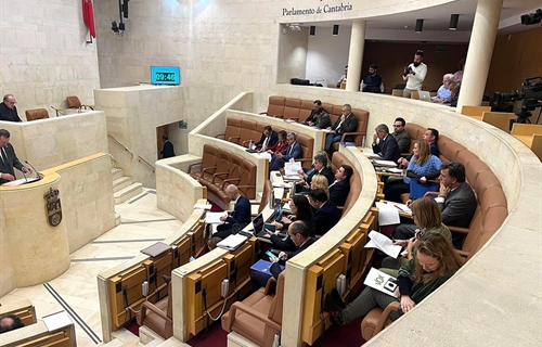 El Parlamento cntabro reprueba al consejero de Ganadera, Pablo...