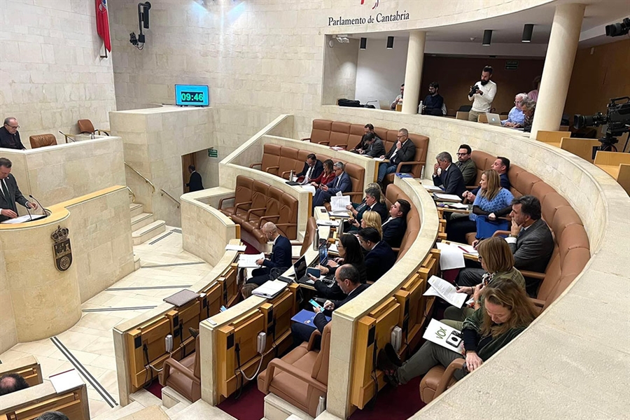 El Parlamento cntabro reprueba al consejero de Ganadera, Pablo...