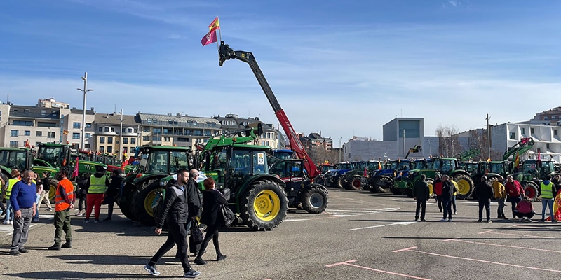 Las movilizaciones de agricultores y ganaderos mantienen cortadas grandes vas en seis comunidades autnomas