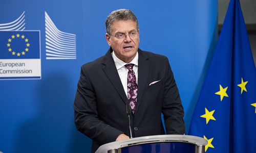 La Comisión Europea pide “no simplificar” la situación que ha provocado...