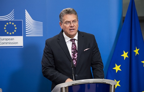 La Comisin Europea pide no simplificar la situacin que ha provocado...
