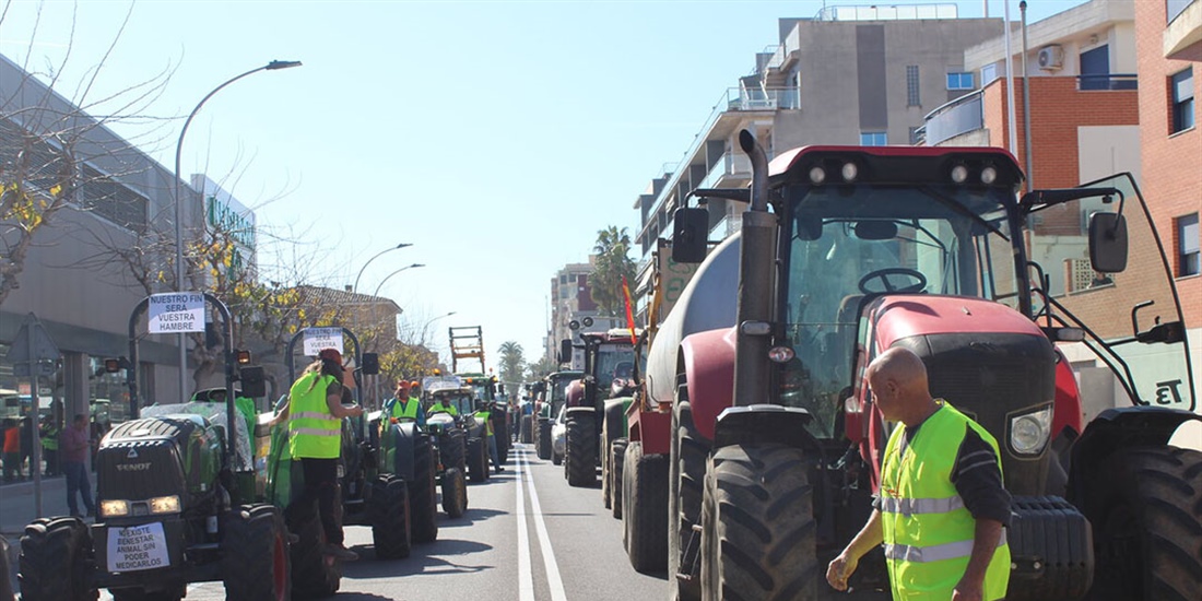 Las protestas de ganaderos y agricultores contin�an por tercera jornada...