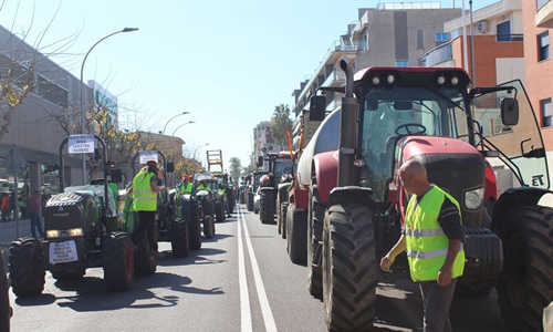 Las protestas de ganaderos y agricultores continan por tercera jornada...