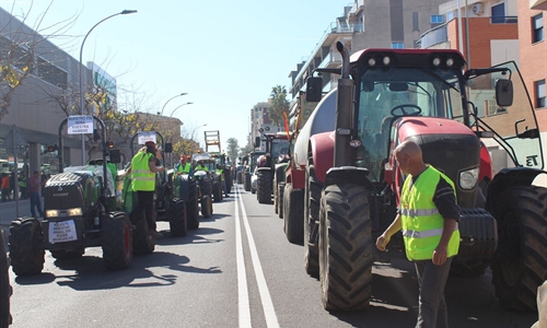 Las protestas de ganaderos y agricultores continan por tercera jornada...