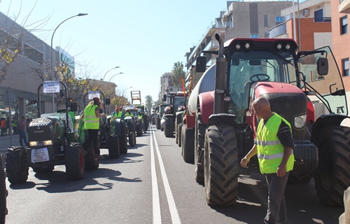 Las protestas de ganaderos y agricultores continan por tercera jornada...