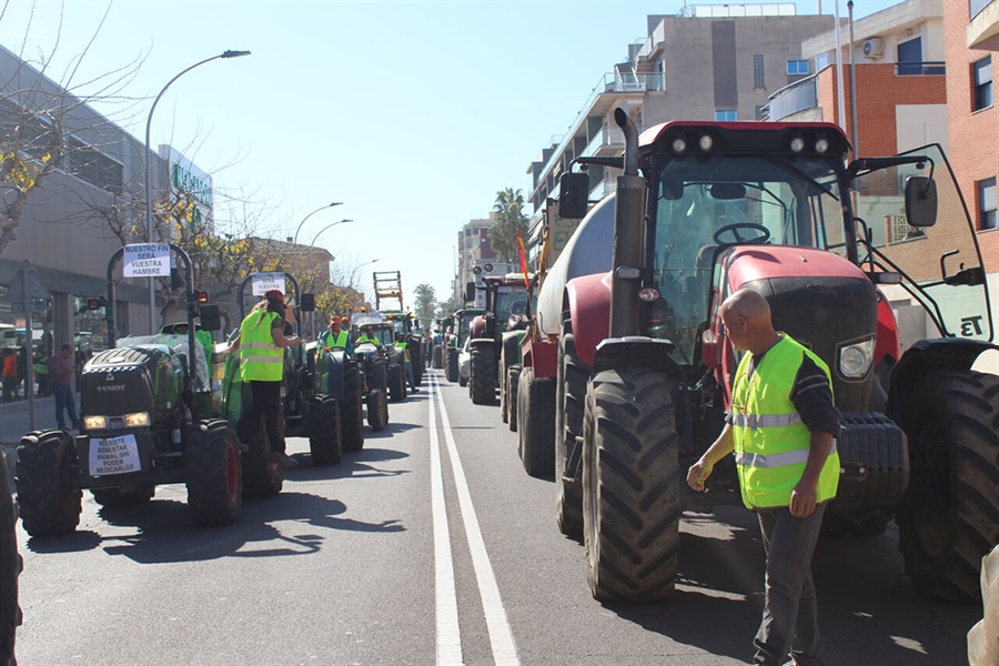 Las protestas de ganaderos y agricultores continan por tercera jornada...