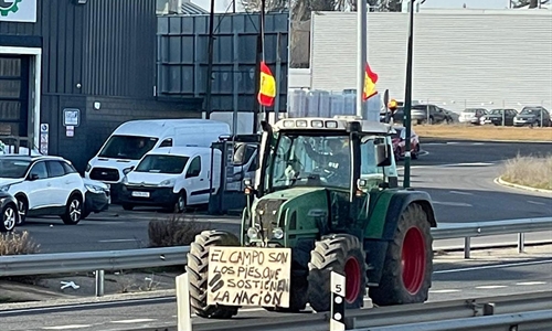 El campo cumple una semana de protesta con tractoradas en toda España y...
