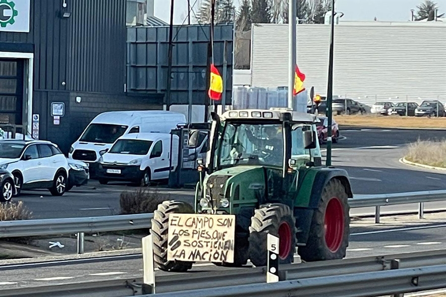 El campo cumple una semana de protesta con tractoradas en toda España y...
