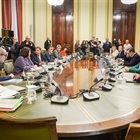 El Gobierno de Espaa presenta 18 medidas en su reunin con las organizaciones de agricultores y ganaderos, que mantienen la movilizacin