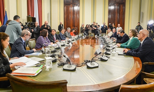 El Gobierno de Espaa presenta 18 medidas en su reunin con las...