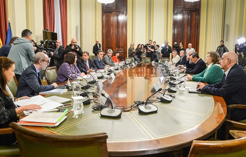 El Gobierno de España presenta 18 medidas en su reunión con las...