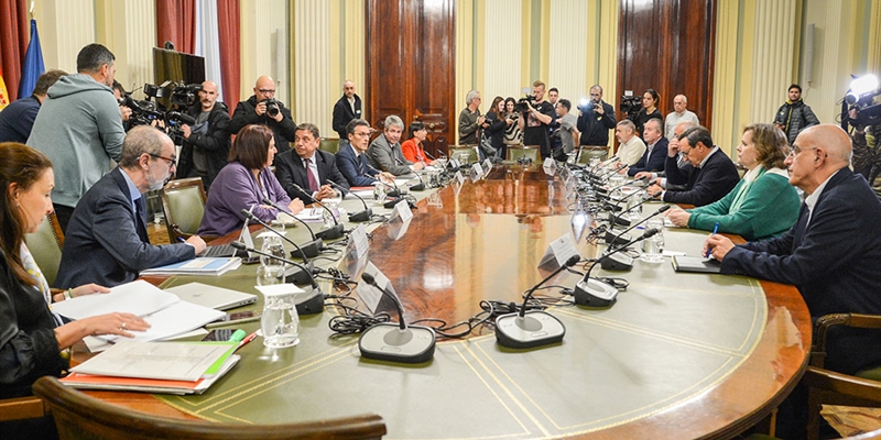 El Gobierno de Espaa presenta 18 medidas en su reunin con las organizaciones de agricultores y ganaderos, que mantienen la movilizacin