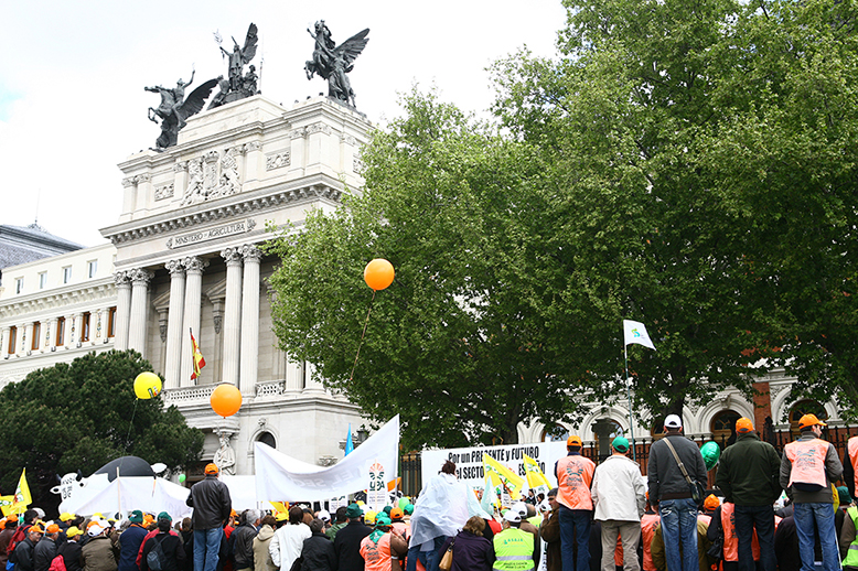 Madrid vive una masiva tractorada en un nuevo da de protestas por gran...