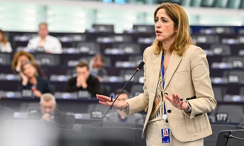 La eurodiputada Cristina Maestre (PSOE) pide una vacunacin masiva,...