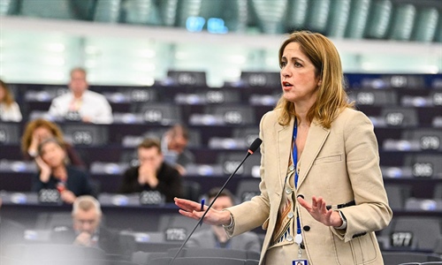 La eurodiputada Cristina Maestre (PSOE) pide una vacunacin masiva,...