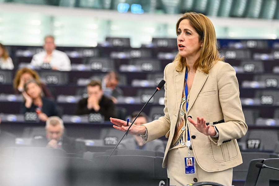 La eurodiputada Cristina Maestre (PSOE) pide una vacunacin masiva,...