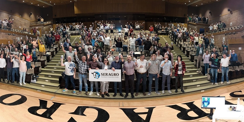 El tradicional brindis de leche cierra las XXI Jornadas Tcnicas de Vacuno de Leche de Seragro