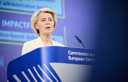 Bruselas propone recortes y fusionar los dos pilares en la PAC a partir...