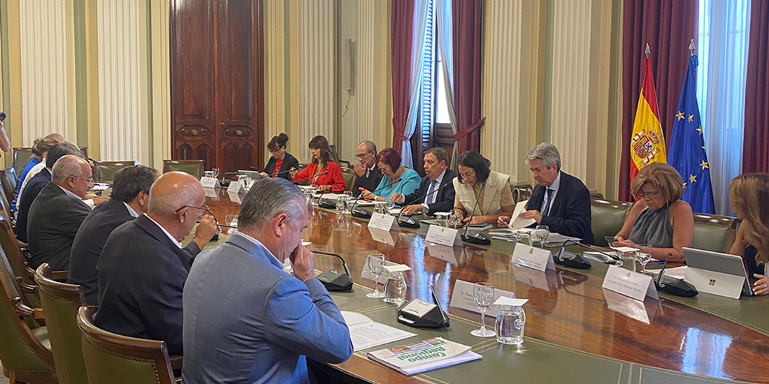 Luis Planas y las organizaciones agrarias rechazan el recorte de fondos...