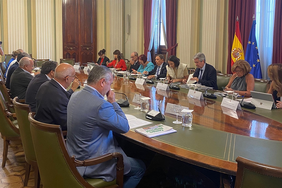 Luis Planas y las organizaciones agrarias rechazan el recorte de fondos...