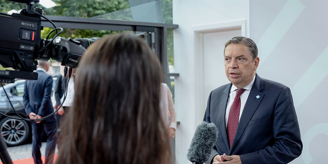 Luis Planas: Tenemos que lograr que los agricultores y ganaderos se...