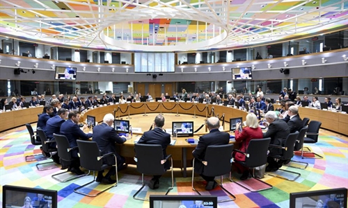 La mayora de la Eurocmara critica el plan presupuestario de Bruselas...