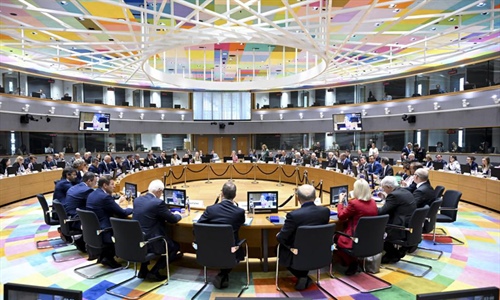 La mayora de la Eurocmara critica el plan presupuestario de Bruselas...